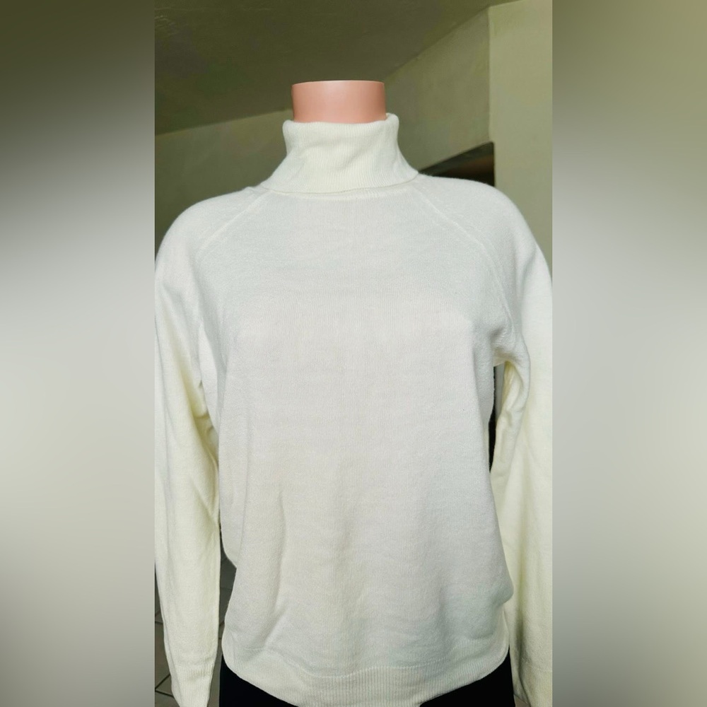Carolyn Taylor Soft  ivory Sweater